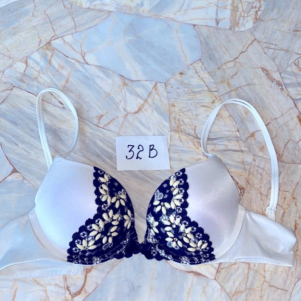 32B VS Very Sexy Push Up Crochet Lace White/Black Embellished Floral‎